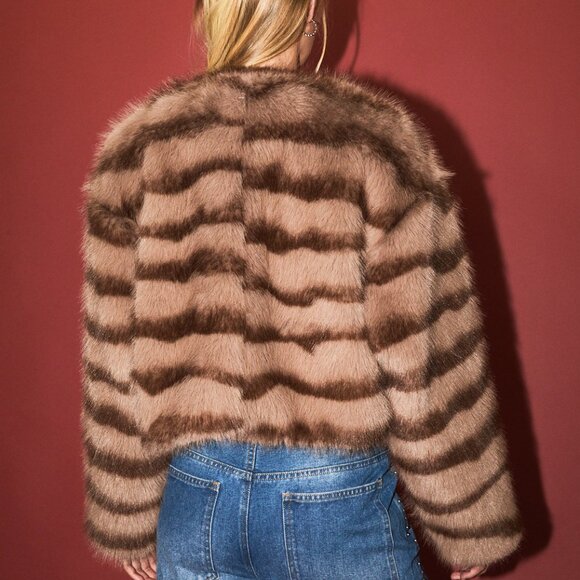 Le Lis Round Neck Faux Fur Crop Coat - Picture 3 of 4